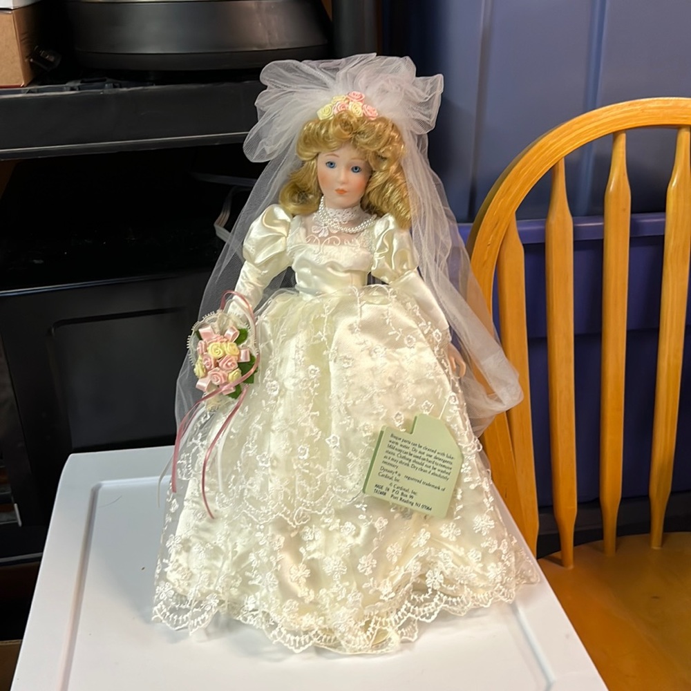 Dynasty bridal doll, has been in box. Amazing condition. Beautiful